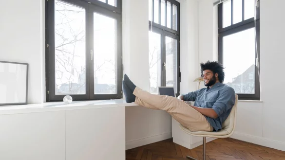 Frei f&uuml;r anderes: In einer Umgebung, die frei von &Uuml;berfl&uuml;ssigem und Krimskrams ist, haben wir weniger Ablenkung und mehr Kapazit&auml;t, etwa um produktiv zu sein. - &copy; Steve Brookland/Westend61/dpa-tmn