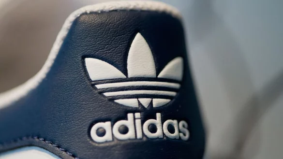 Adidas hat mehr Sportartikel verkauft. (Archivbild) - © Daniel Karmann/dpa