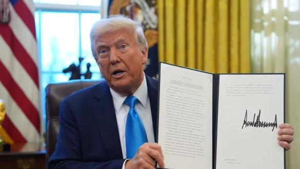 Trump wird nicht müde, immer neue Anordnungen zu unterzeichnen. (Archivbild) - © Evan Vucci/AP/dpa