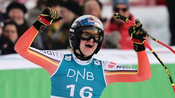 Emma Aicher strahlte nach ihrer Zieleinfahrt im norwegischen Kvitfjell. - © Marco Trovati/AP/dpa