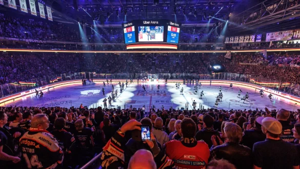 Auch vor den Spielen gedenken die Eisb&auml;ren Berlin ihres verstorbenen Teamkollegen Tobias Eder. - &copy; Andreas Gora/dpa