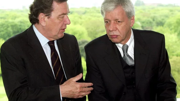 Parteilos in den Bundestag: 1998 wurde der Industrieberater Werner M&uuml;ller (r) von Gerhard Schr&ouml;der zum Bundeswirtschaftsminister ernannt. (Archivbild) - &copy; Wolfgang Kumm/dpa