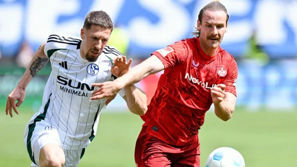 Der 1. FC Kaiserslautern um Jannis Heuer (r) dominierte in der ersten Hälfte gegen den FC Schalke 04 um Janik Bachmann. - © Uwe Anspach/dpa