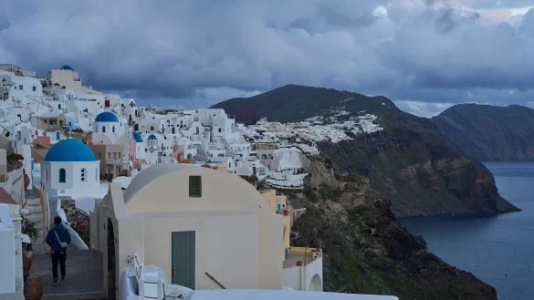 Die Erdbebenserie rund um die griechische Urlaubsinsel Santorini dauert an. (Foto vom 4.2.) - © Petros Giannakouris/AP/dpa