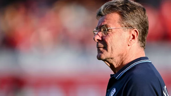 Dieter Hecking bleibt auch im Falle eines Abstiegs beim VfL Bochum. - © Harry Langer/dpa