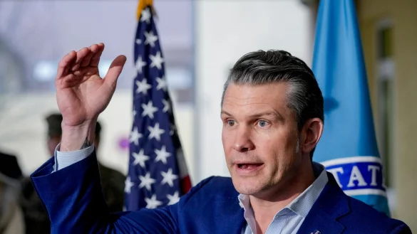 Pentagon-Chef Hegseth stellt eine Überprüfung der amerikanischen Truppenstärke überall in Aussicht. - © Michael Probst/AP/dpa