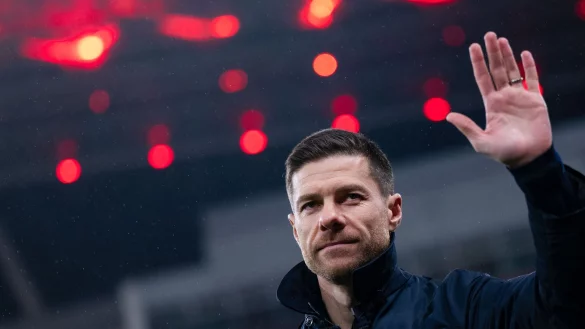 Freut sich auf das Wiedersehen mit Nuri Sahin: Leverkusens Trainer Xabi Alonso. - © Marius Becker/dpa