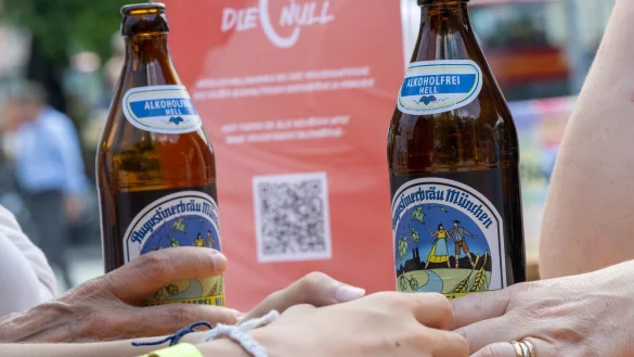 Immer &ouml;fter greifen Biertrinker zu alkoholfreien Sorten. - &copy; Peter Kneffel/dpa