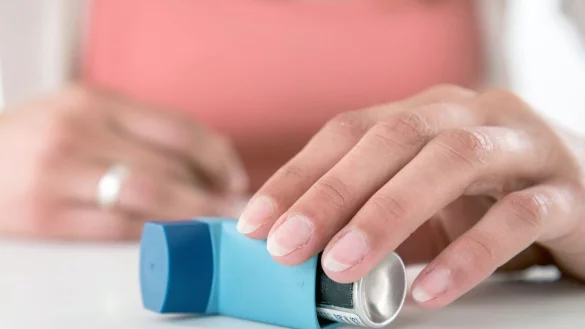 Etagenwechsel: Wer seine Heuschnupfen-Symptome nicht behandelt, riskiert, dass sich eines Tages ein allergisches Asthma entwickelt. - © Christin Klose/dpa-tmn