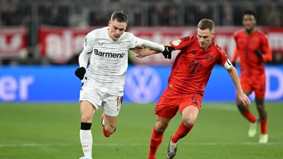 Am Samstag Gegner - irgendwann auch gemeinsam im Verein? Leverkusens Florian Wirtz (l) und Bayerns Joshua Kimmich. - © Sven Hoppe/dpa
