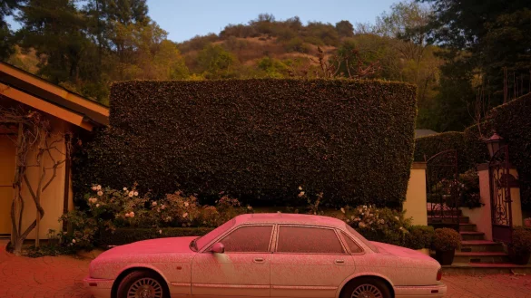 Ein mit Löschmittel bedecktes teures Auto in Los Angeles. - © Eric Thayer/AP/dpa