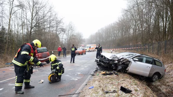 Schwerer Glatteisunfall im Kreis Olpe: Eine 34 Jahre alte Mutter wurde lebensgefährlich verletzt - © Kai Osthoff/dpa