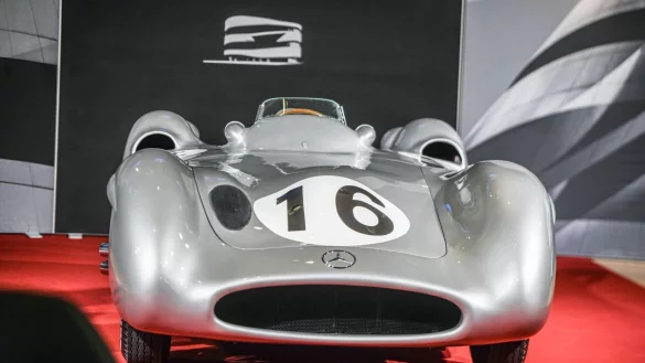 Nicht gerade günstig, aber dennoch bei weitem nicht das teuerste Auto der Welt: Ein seltener «Silberpfeil» aus dem Jahr 1954 ist in Stuttgart für 46,5 Millionen Euro versteigert worden. - © Jason Tschepljakow/dpa