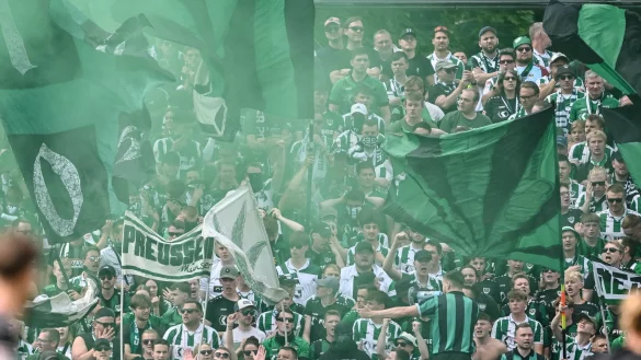 Jubel in Grün: Münster bleibt zweitklassig. - © Harry Langer/dpa