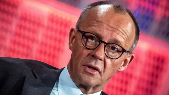 Kanzler Merz setzt sich mit einer Äußerung zu den Waffenlieferungen in die Ukraine von seinem Vorgänger Scholz ab. - © Michael Kappeler/dpa