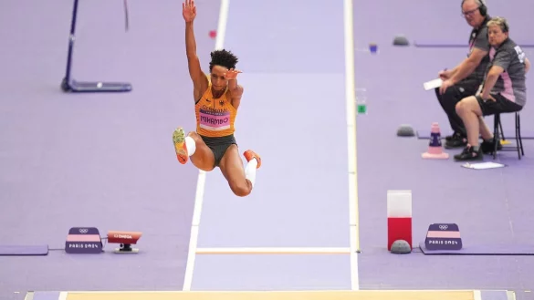 Olympiasiegerin Malaika Mihambo wird beim Leichtathletik-Meeting in Düsseldorf nicht von einem Absprungbalken, sondern aus einer Zone abspringen. - © Michael Kappeler/dpa