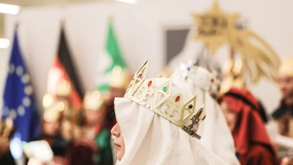 Nordrhein-Westfalens Ministerpräsident Hendrik Wüst (CDU) lobt das Engagement der Sternsinger für die Kinder der Welt. (Archivbild) - © Oliver Berg/dpa