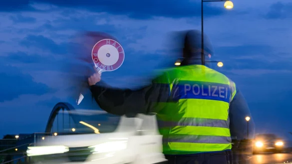 Die Bundesregierung hält an Zurückweisungen von Asylsuchenden an Grenzen fest. Doch zwischen den Koalitionspartnern Union und SPD droht bei dem Thema ein Streit. (Archivbild) - © Patrick Pleul/dpa