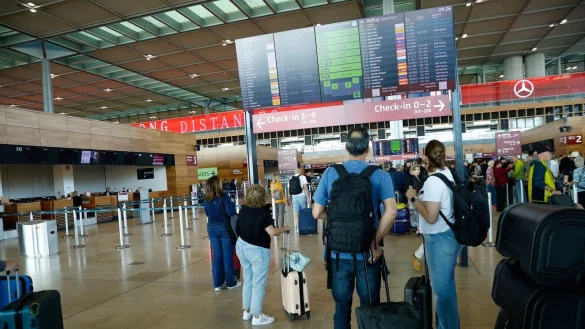 Passagiere m&uuml;ssen am Flughafen BER Geduld mitbringen. - &copy; Carsten Koall/dpa