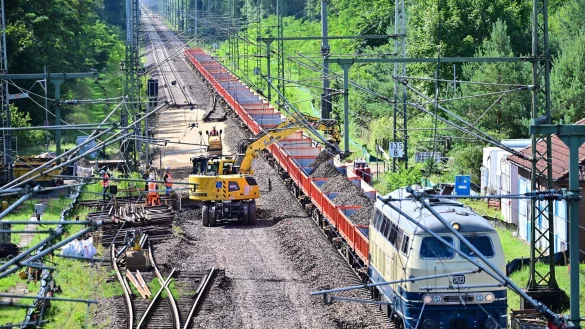 Derzeit wird die Strecke Hamburg-Berlin generalsaniert. Daf&uuml;r veranschlagt sind neun Monate - inklusive der Inbetriebnahme elektronischer Stellwerke. (Archivbild) - &copy; Sebastian Gollnow/dpa