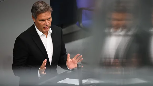 Ex-Vizekanzler Habeck will Abstand vom Politikbetrieb finden. (Archivbild) - © Anna Ross/dpa