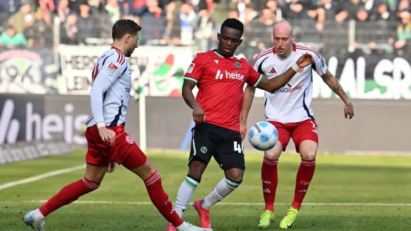 Hannover gegen Düsseldorf: Einen Sieger gibt es am Ende nicht. - © Swen Pförtner/dpa