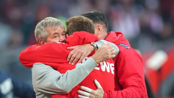 Lasst euch drücken: Friedhelm Funkel (l) herzt seine Spieler. - © Daniel Karmann/dpa