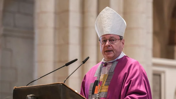 Der Vorsitzende der Deutschen Bischofskonferenz, Georg B&auml;tzing, hat den verstorbenen Papst Franziskus als &laquo;gro&szlig;en Papst&raquo; gew&uuml;rdigt. (Archivbild) - &copy; Harald Oppitz/KNA-Pool/dpa