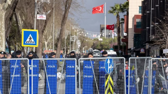 Nach der Festnahme Imamoglus wurden auch Straßen in Istanbul gesperrt. - © Tolga Ildun/ZUMA Press Wire/dpa
