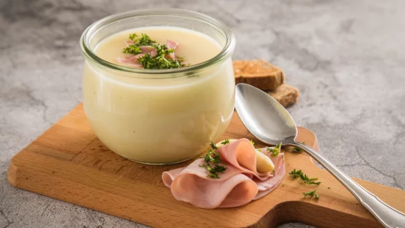 Eine klassische Spargelsuppe ist aus Spargelsud, Butter und Mehl schnell zubereitet. Gewürzt wird mit Pfeffer, Salz, Muskat und etwas Zitronensaft. - © Christin Klose/dpa-tmn