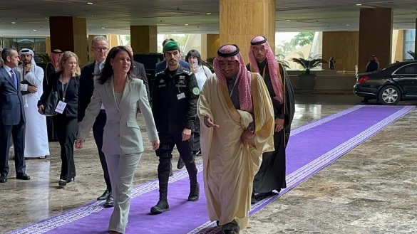 Baerbock berät in Riad über die Lage in Syrien. - © Andreas Hoenig/dpa