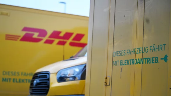 Elektro-Transporter von DHL stehen auf dem Gelände einer Düsseldorfer Zustellbasis. Von 120 Transportern sind dort 49 Stromer, auch dort soll der Elektro-Anteil künftig steigen. - © Wolf von Dewitz/dpa