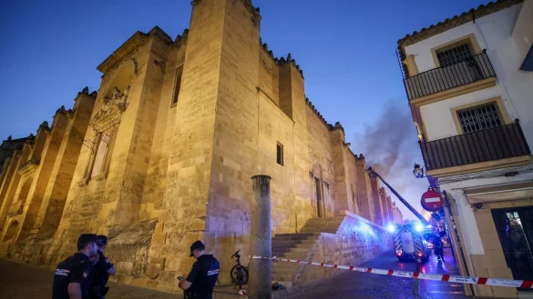 In der berühmten Kathedrale von Córdoba brach am Freitagabend ein Feuer aus. - © Madero Cubero/EUROPA PRESS/dpa