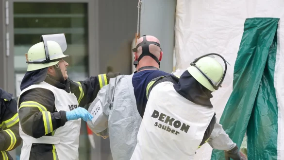 Ein Lösungsmittel auf Acetonbasis hat vermutlich die Hautreizungen bei Mitarbeitern eines DHL-Verteilzentrums in Langenzenn verursacht. - © Daniel Karmann/dpa