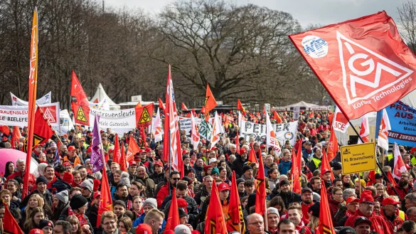 Viele haben sich zum IG-Metall-Aktionstag versammelt - wie hier in Hannover. - © Moritz Frankenberg/dpa