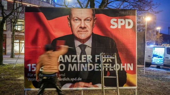 Nicht nur mit Plakaten, auch in sozialen Medien wird f&uuml;r die Parteien geworben. (Archivbild) - &copy; Kay Nietfeld/dpa
