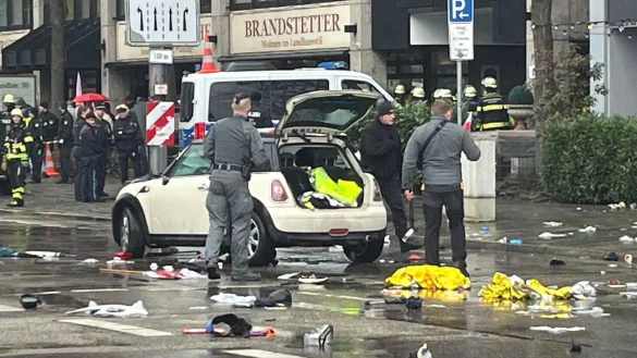 Tr&uuml;mmer liegen auf der Stra&szlig;e verteilt. - &copy; Christoph Trost/dpa
