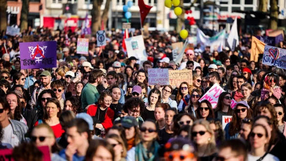 Demonstrationen zum Internationalen Frauentag gab es in mehreren NRW-St&auml;dten, wie hier in K&ouml;ln. - &copy; Christoph Reichwein/dpa