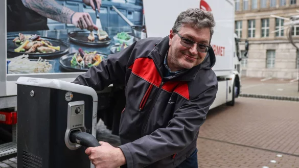 Nordrhein-Westfalen will vor allem Speditionen ermutigen, mehr batteriebetriebene Lastwagen anzuschaffen. Die Kampagne «E-Trucks.NRW» soll Info-Lücken schließen. - © Oliver Berg/dpa