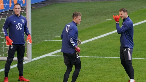Die Torhüter Marc-Andre ter Stegen (l-r), Bernd Leno und Manuel Neuer. - © Marcus Brandt/dpa
