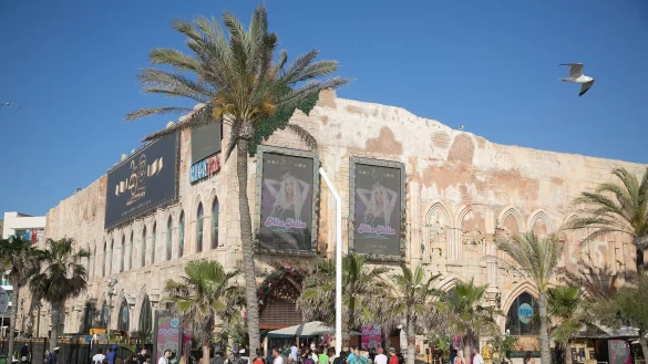 Der Megapark: gotische Kathedrale? Sauftempel. - © Clara Margais/dpa