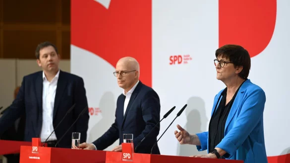 Hamburgs Bürgermeister Peter Tschentscher lässt die Frage nach dem künftigen Koalitionspartner seiner SPD vorerst offen. - © Katharina Kausche/dpa