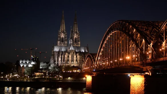 Der prächtig beleuchtete Kölner Dom. Einmal im Jahr wird das Licht als Zeichen für den Klimaschutz für eine Stunde ausgeschaltet. (Archivbild) - © Roberto Pfeil/dpa