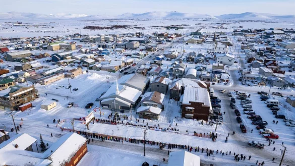 Die Suche nach der Maschine läuft. - © Loren Holmes/Anchorage Daily News/AP/dpa