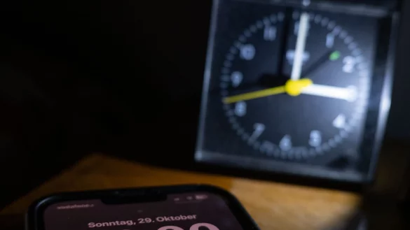 Viele ärgert es: Wieder einmal wird die Uhr umgestellt. (Symbolbild) - © Sebastian Gollnow/dpa