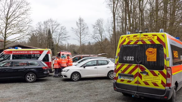 Ein Großaufgebot von Einsatzkräften sucht auch am Mittwoch nach einem vermissten sechsjährigen Jungen in Weilburg. - © Christian Lademann/dpa