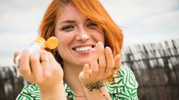 Stiftung Warentest hat 14 Sonnencremes fürs Gesicht getestet. - © Christin Klose/dpa-tmn