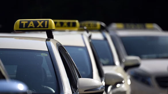 Taxis mussten lange Zeit eine vorgegebene Farbe haben - zuletzt hat nun Sachsen-Anhalt die Regelung gekippt. (Symbolbild) - &copy; Federico Gambarini/dpa