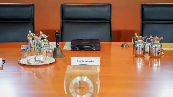 Am Kabinettstisch wird künftig die neue schwarz-rote Regierung von Friedrich Merz (CDU) Platz nehmen. (Archivbild) - © Kay Nietfeld/dpa