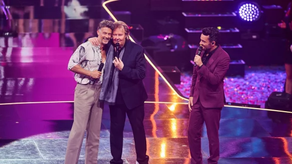 Gastgeber Giovanni Zarrella (rechts) und Entertainer Howard Carpendale und sein Sohn Wayne (links) standen gemeinsam auf der B&uuml;hne. (Archivbild) - &copy; Bernd Thissen/dpa